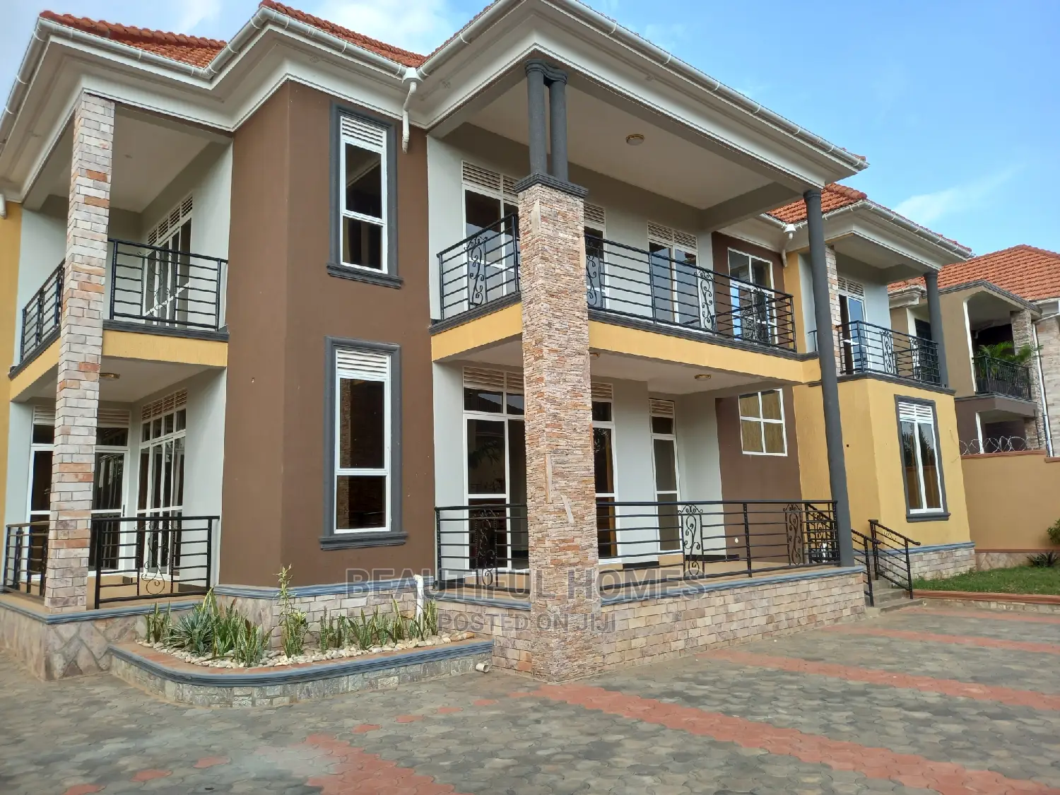 Furnished 6bdrm Duplex in Kira Tarmack, Central Division for sale