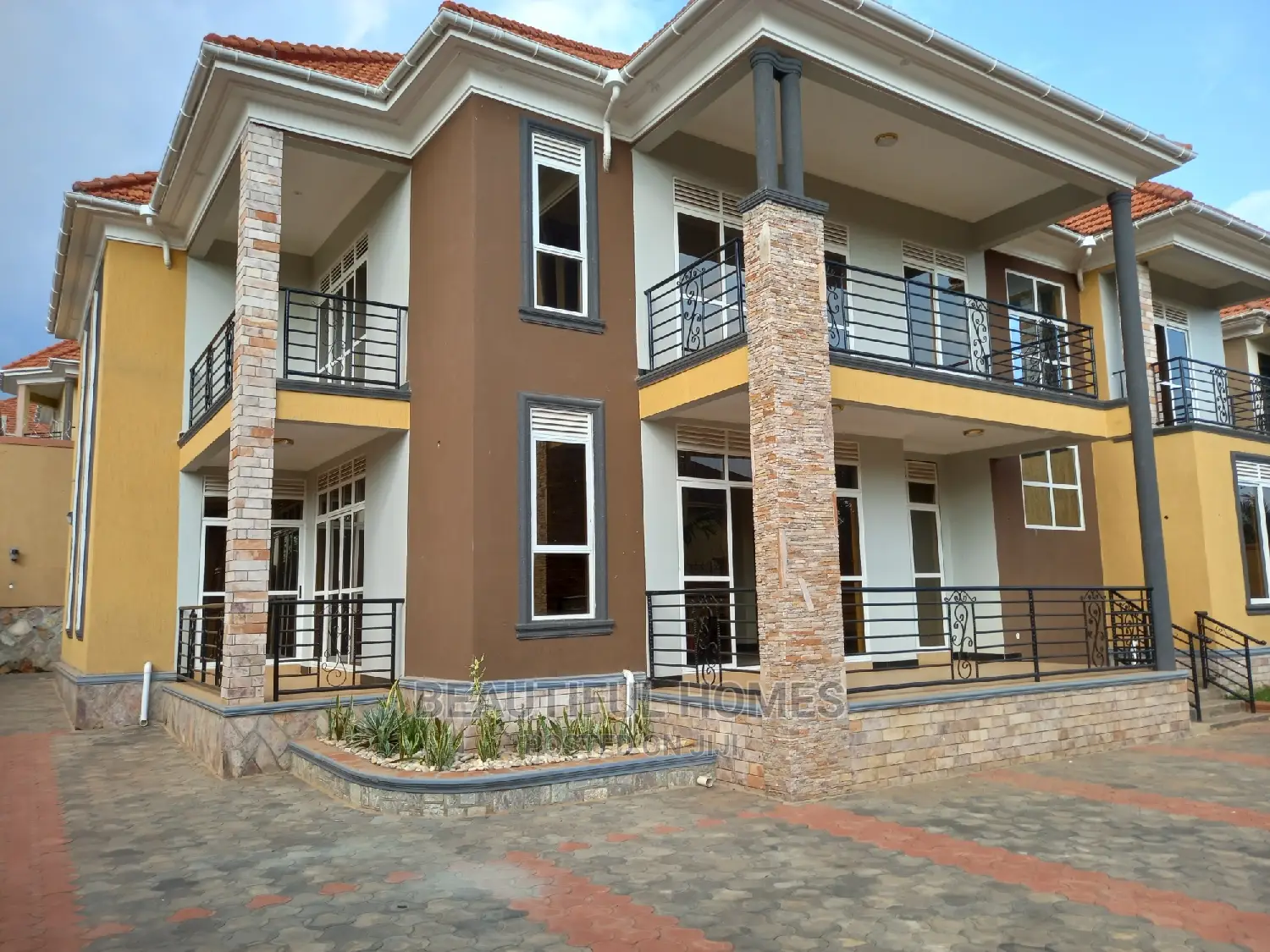 Furnished 6bdrm Duplex in Kira Tarmack, Central Division for sale
