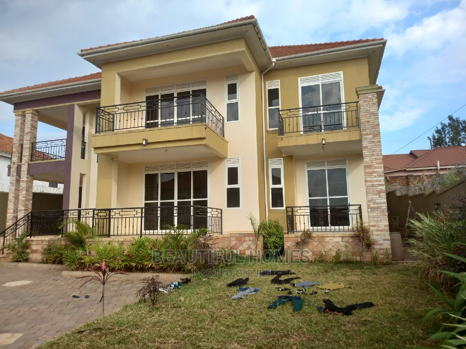 Furnished 6bdrm Duplex in Kira Tarmack for sale
