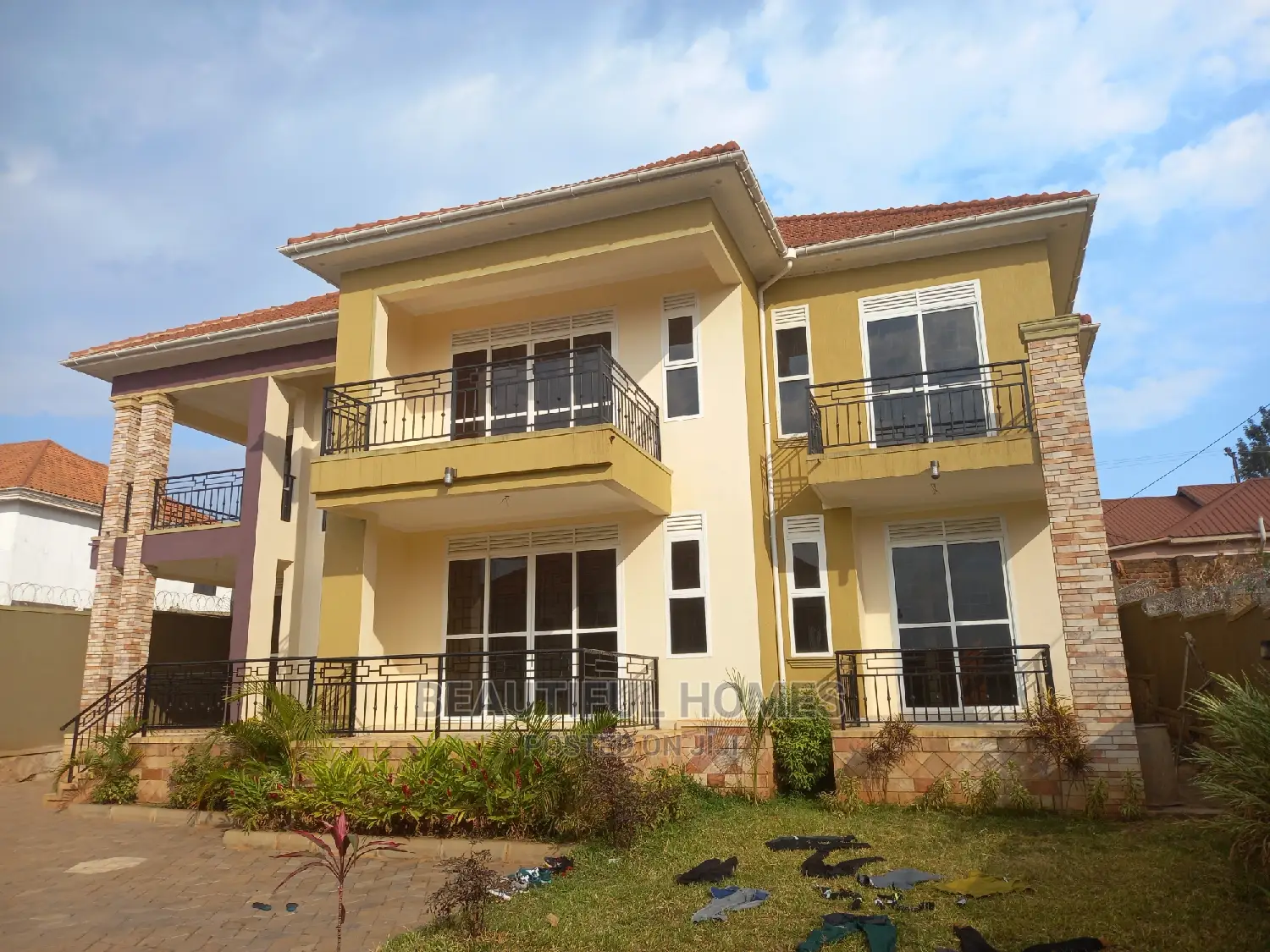 Furnished 6bdrm Duplex in Kira High End for sale