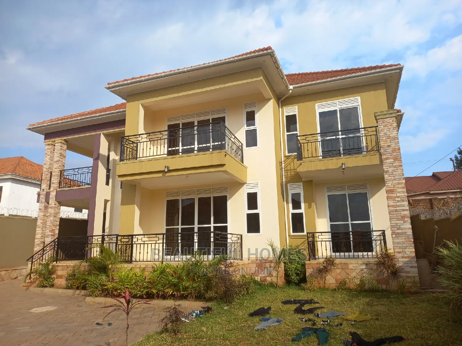 Furnished 6bdrm Duplex in Kira High End for sale