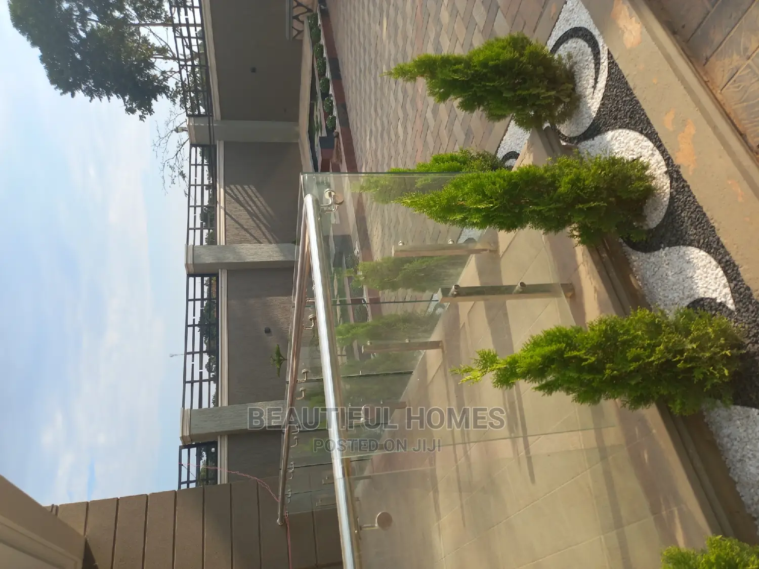 Furnished 6bdrm Mansion in Kira Corporate for sale