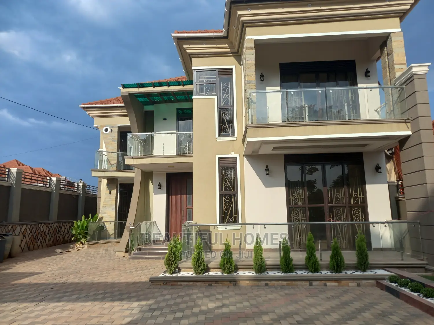 Furnished 6bdrm Mansion in Kira Corporate for sale