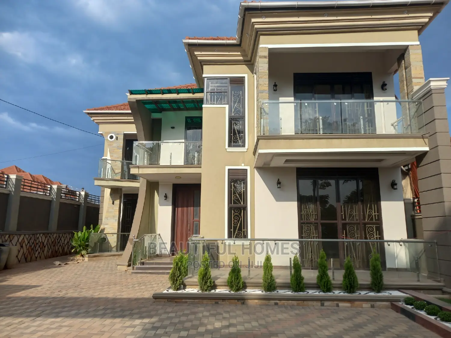 Furnished 6bdrm Mansion in Kira Corporate for sale