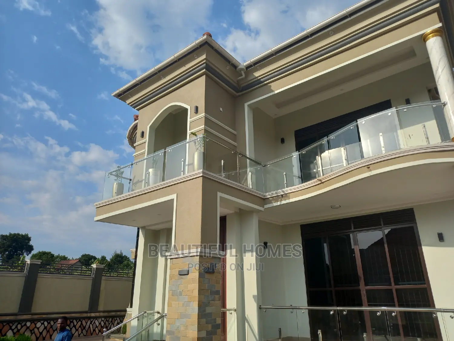 Furnished 6bdrm Duplex in Kira for sale