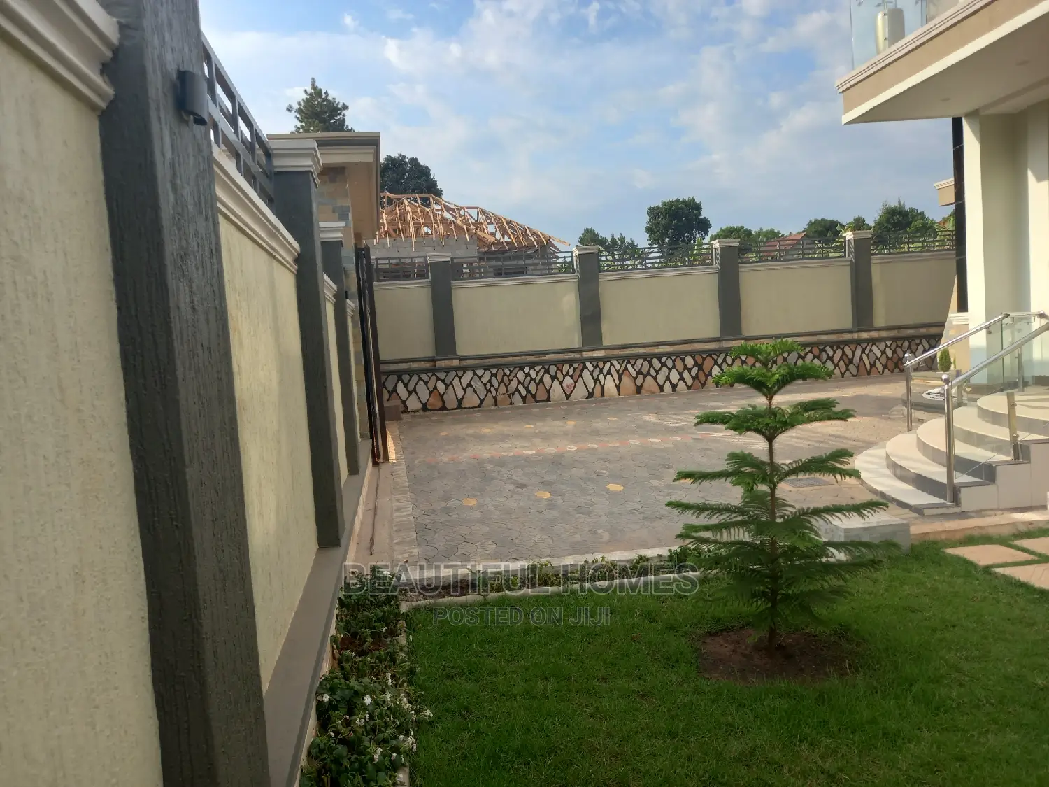 Furnished 6bdrm Duplex in Kira for sale