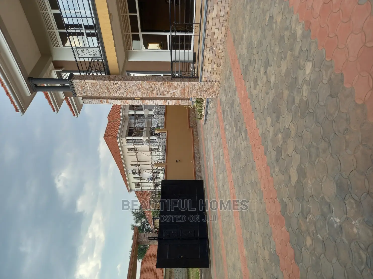 Furnished 6bdrm Duplex in Kira All Tarmack for sale