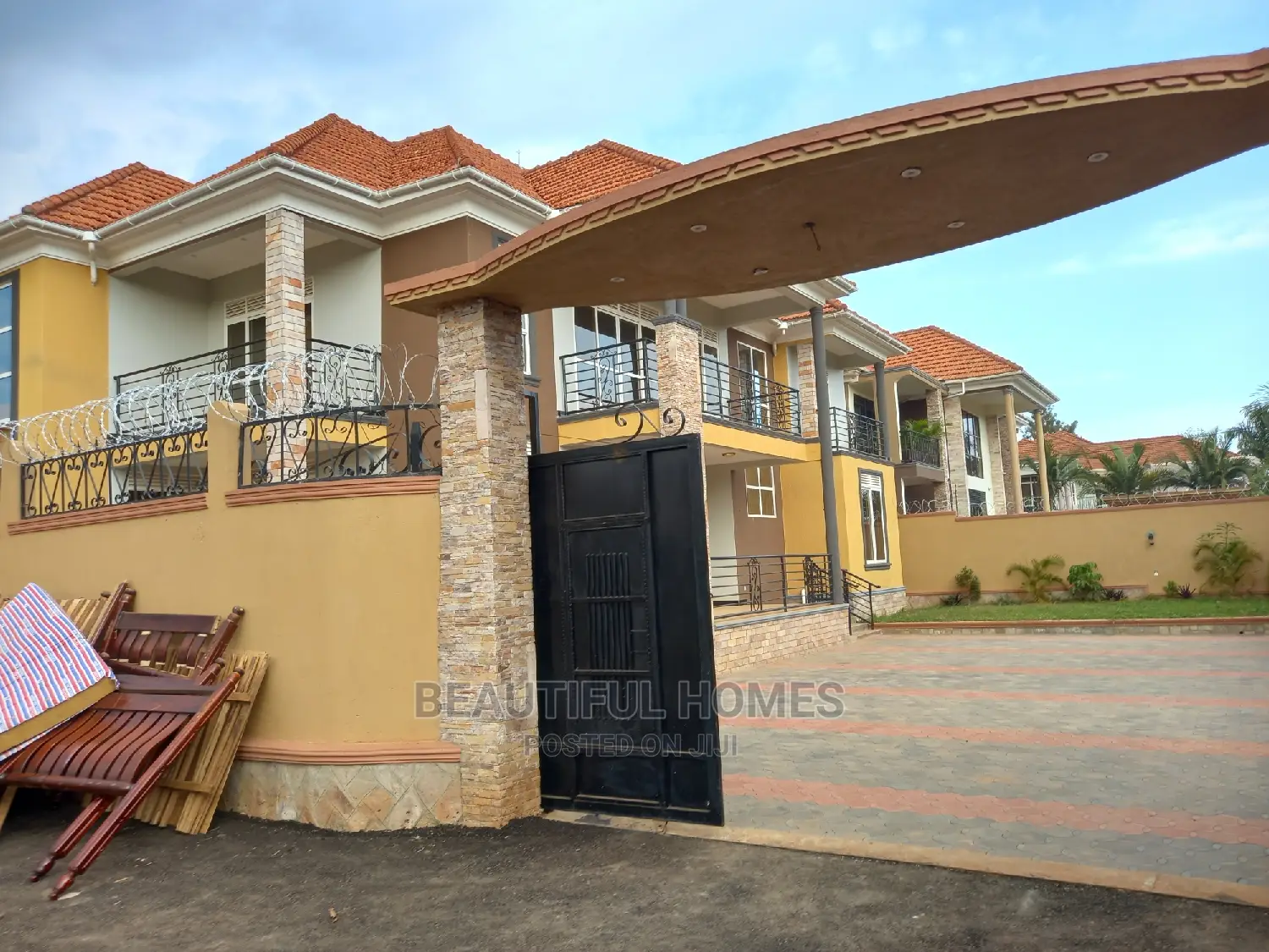 Furnished 6bdrm Mansion in Kira Corporate for sale