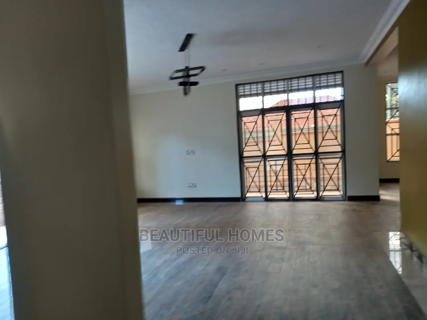 Furnished 6bdrm House in Kira Tarmack for sale