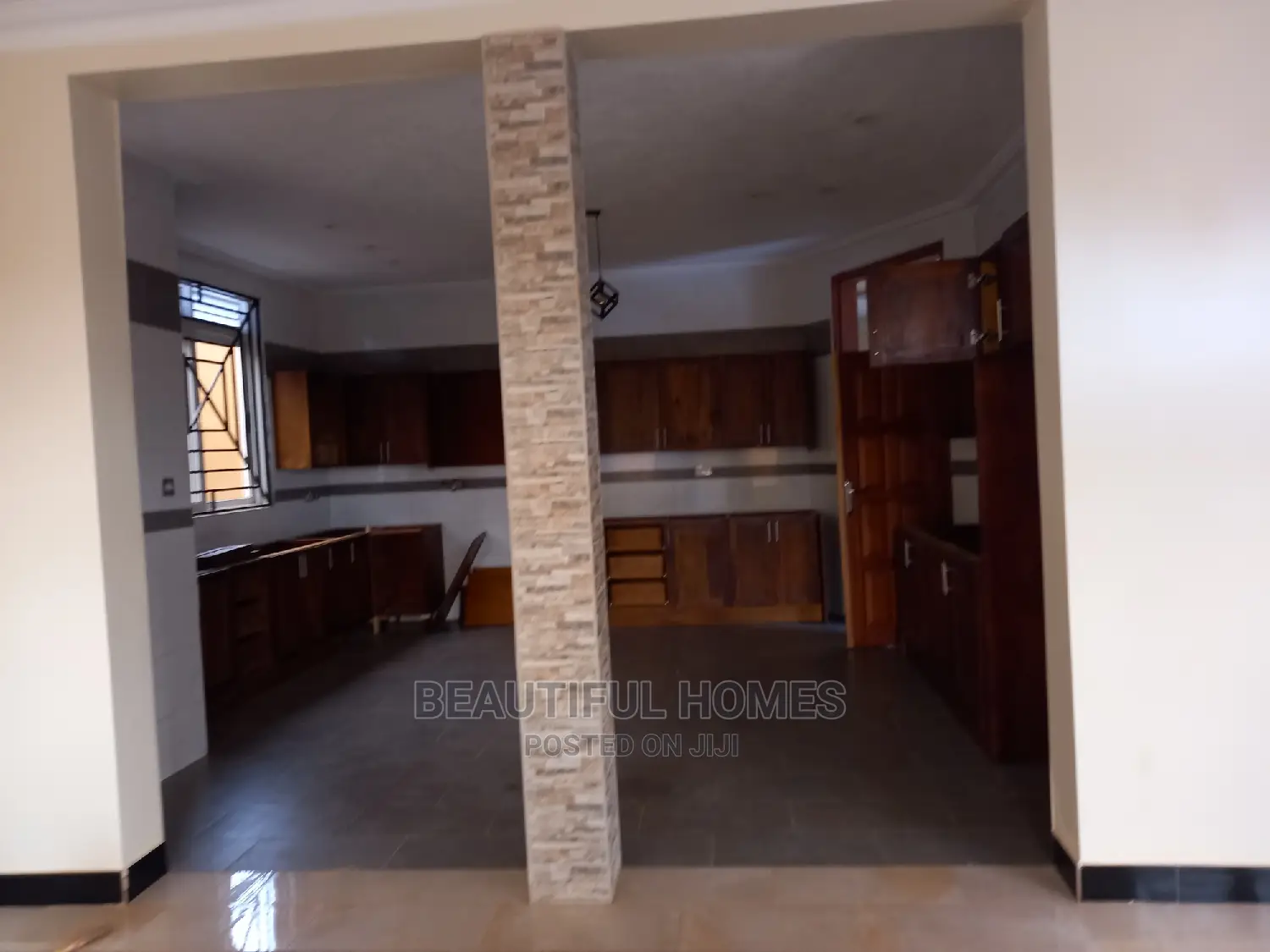 Furnished 6bdrm House in Kira Tarmack for sale