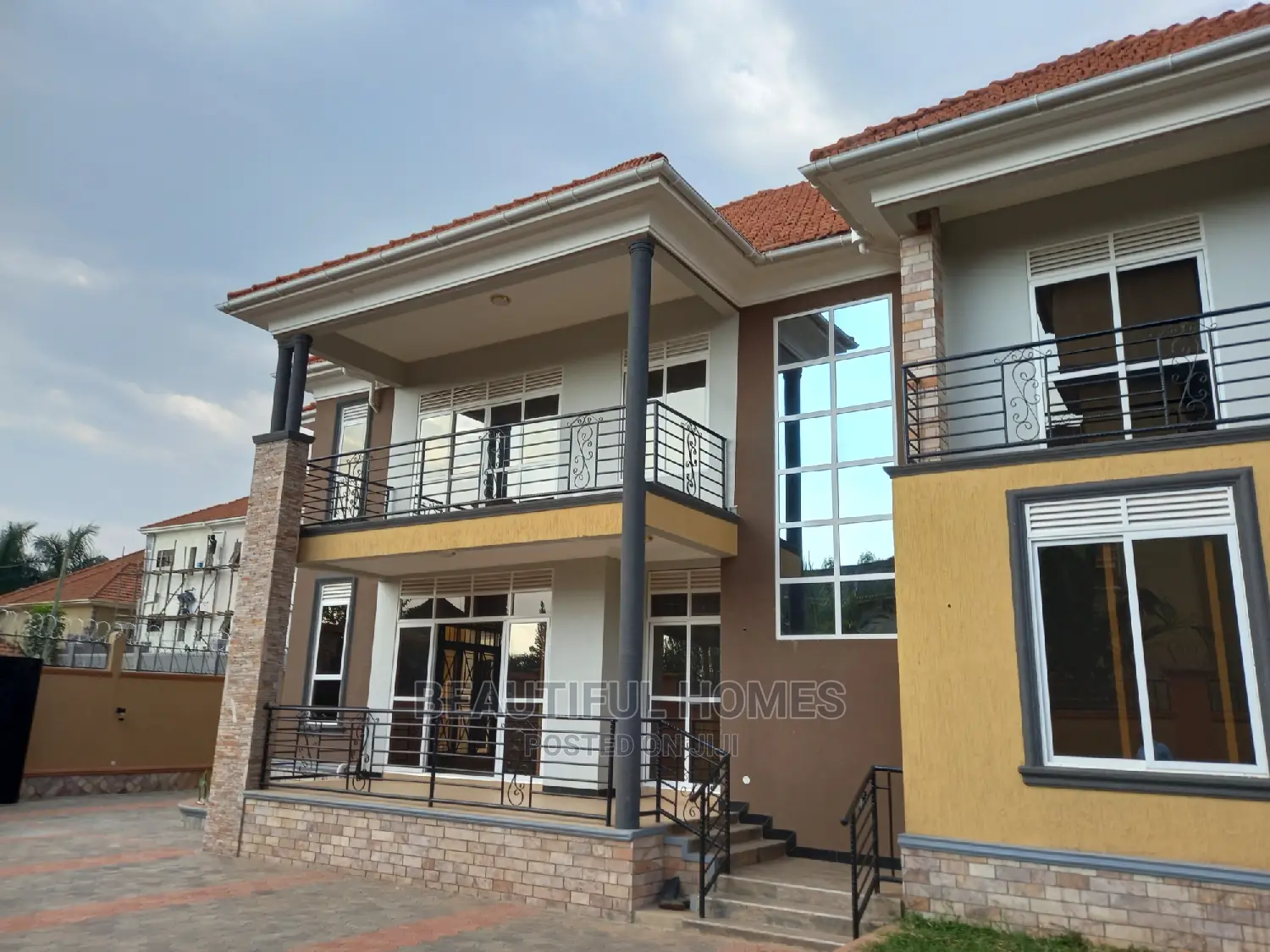 Furnished 6bdrm House in Kira Tarmack for sale