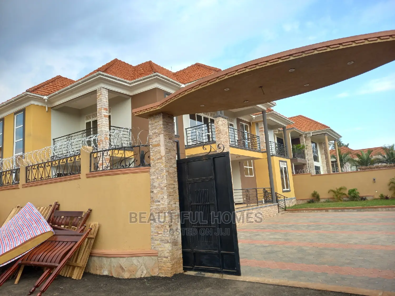Furnished 6bdrm House in Kira Tarmack for sale