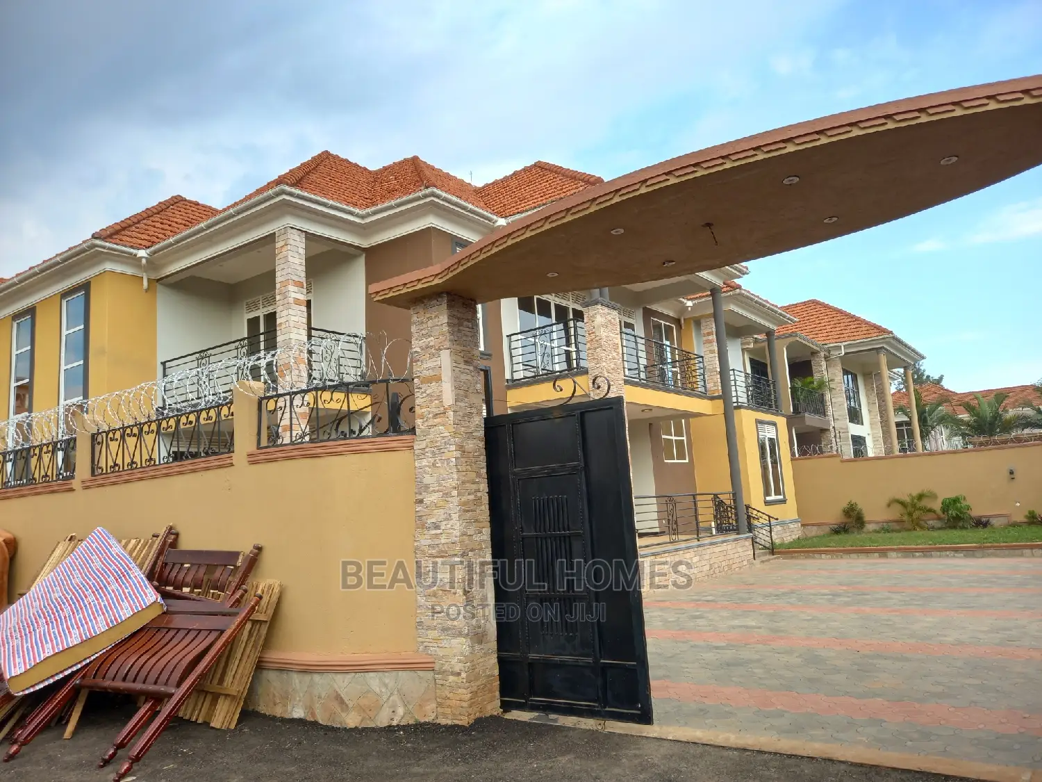 Furnished 6bdrm Mansion in Kira for sale