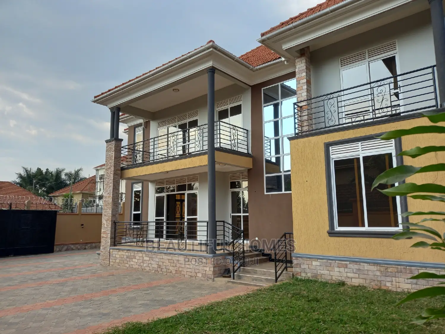 Furnished 6bdrm Mansion in Kira Tarmack for sale
