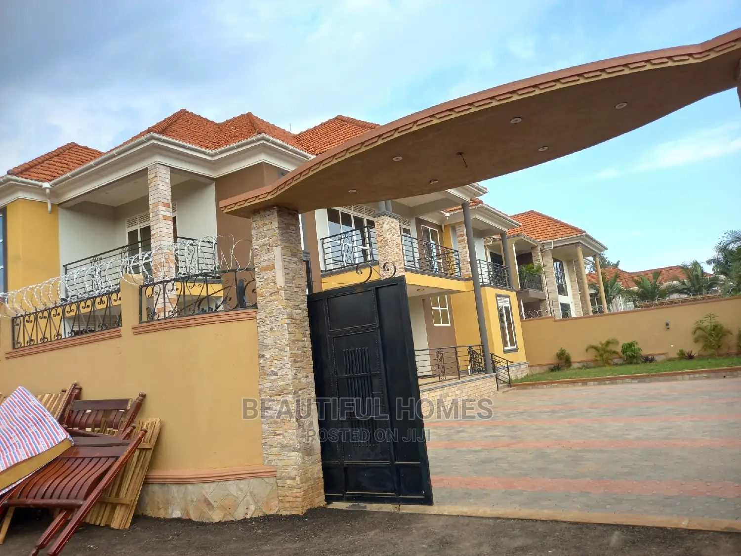 Furnished 6bdrm Mansion in Kira Tarmack for sale