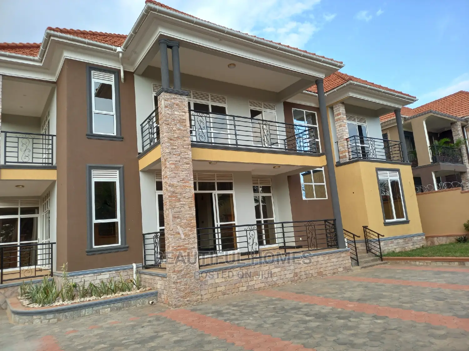 Furnished 6bdrm Duplex in Kira Tarmacked Close for sale