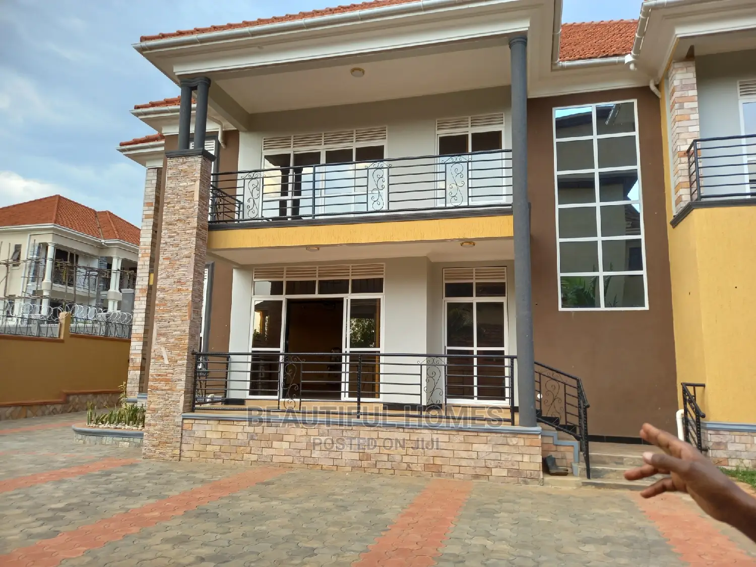 Furnished 6bdrm Duplex in Kira Tarmack Access for sale