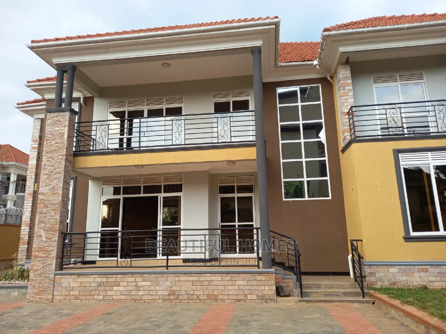Furnished 6bdrm Duplex in Kira Tarmack Access for sale