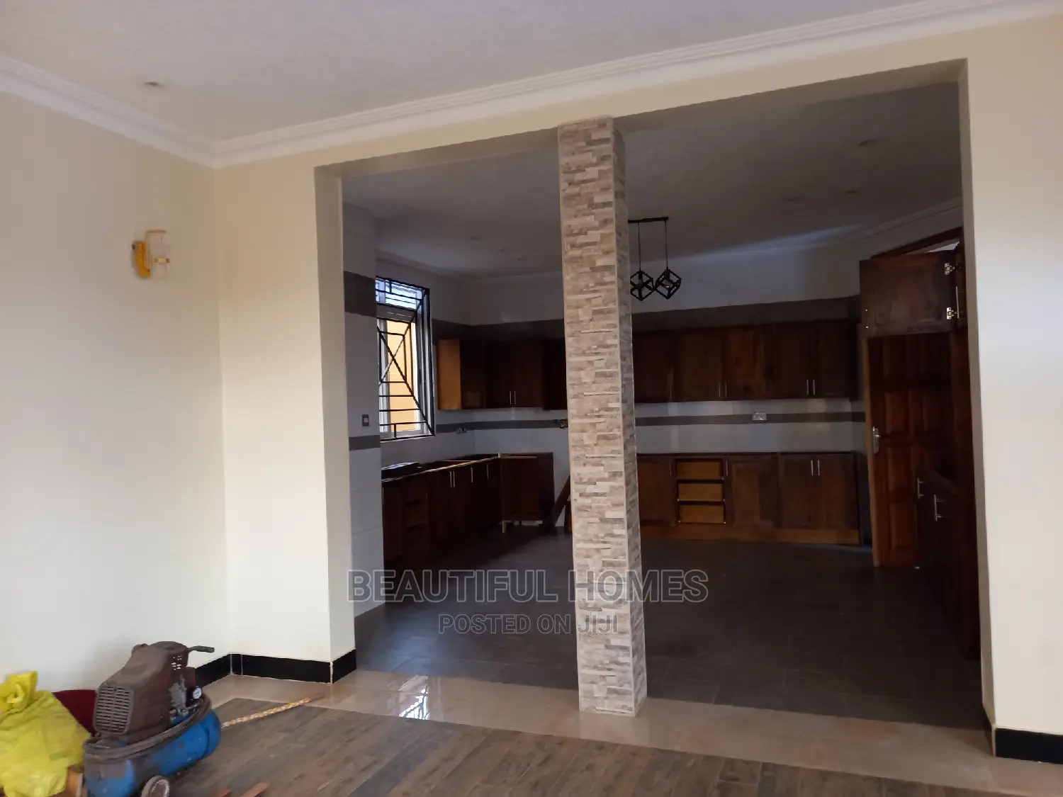 Furnished 6bdrm Duplex in Kira Tarmack Access for sale