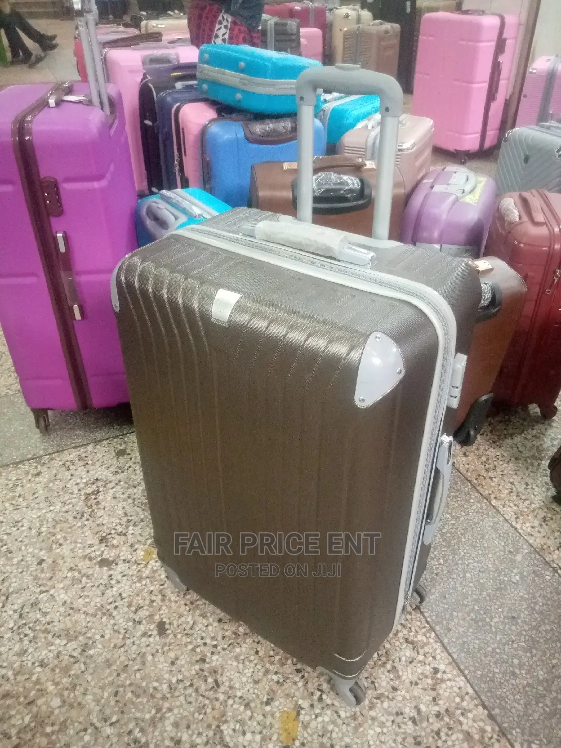 Executive Plastic Suitcase. Medium (Gray).