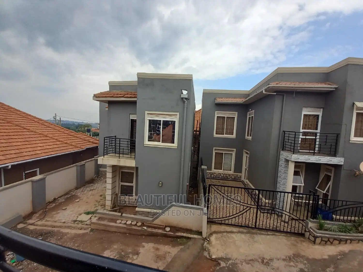 Furnished 4bdrm Duplex in Kira Tarmack for sale