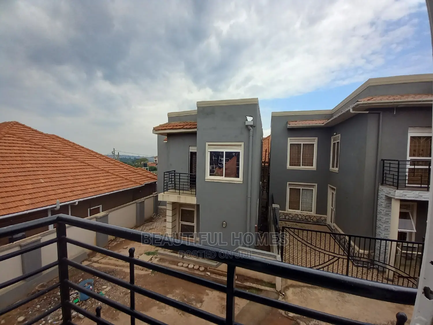 Furnished 4bdrm Duplex in Kira Tarmack for sale