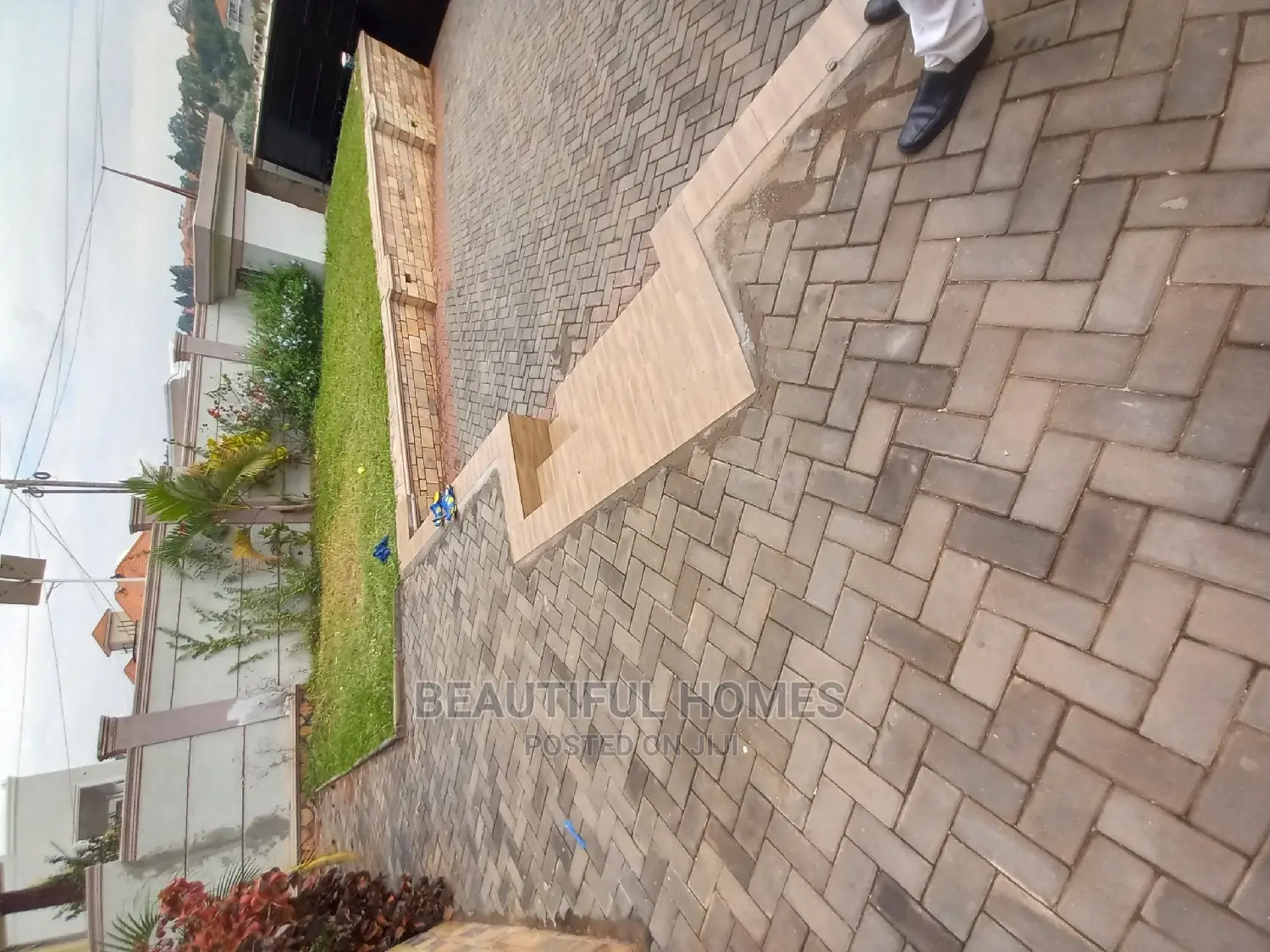 Furnished 4bdrm Duplex in Kira Tarmack Lane for sale