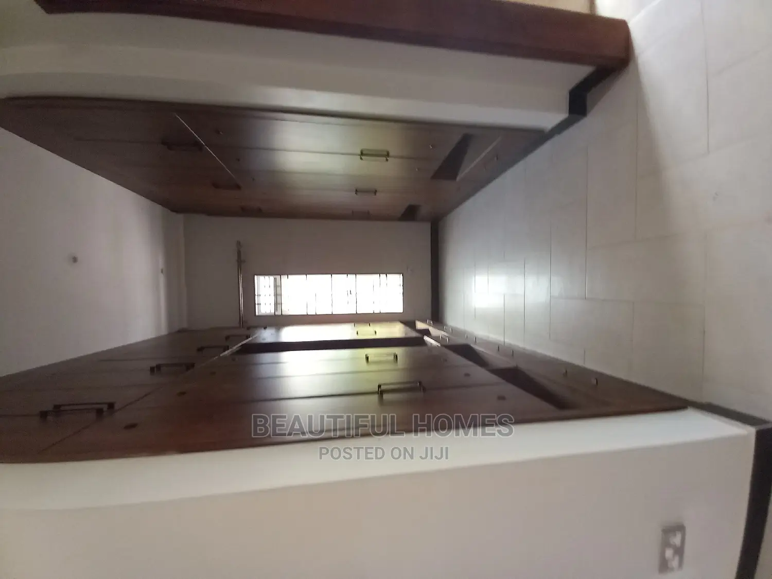 Furnished 5bdrm Mansion in Kira Tarmack for sale