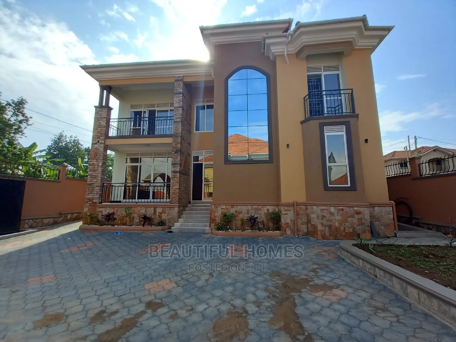 Furnished 5bdrm Mansion in Kira Tarmack for sale