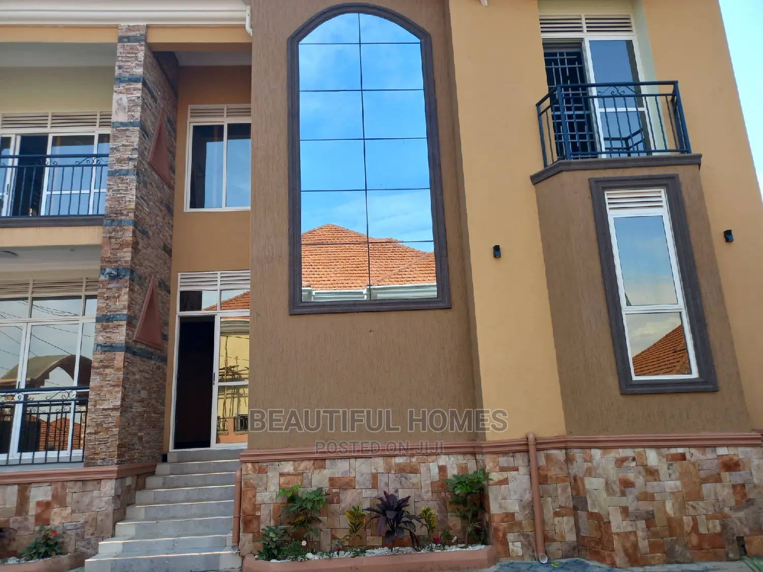 Furnished 5bdrm Mansion in Kira Tarmack for sale