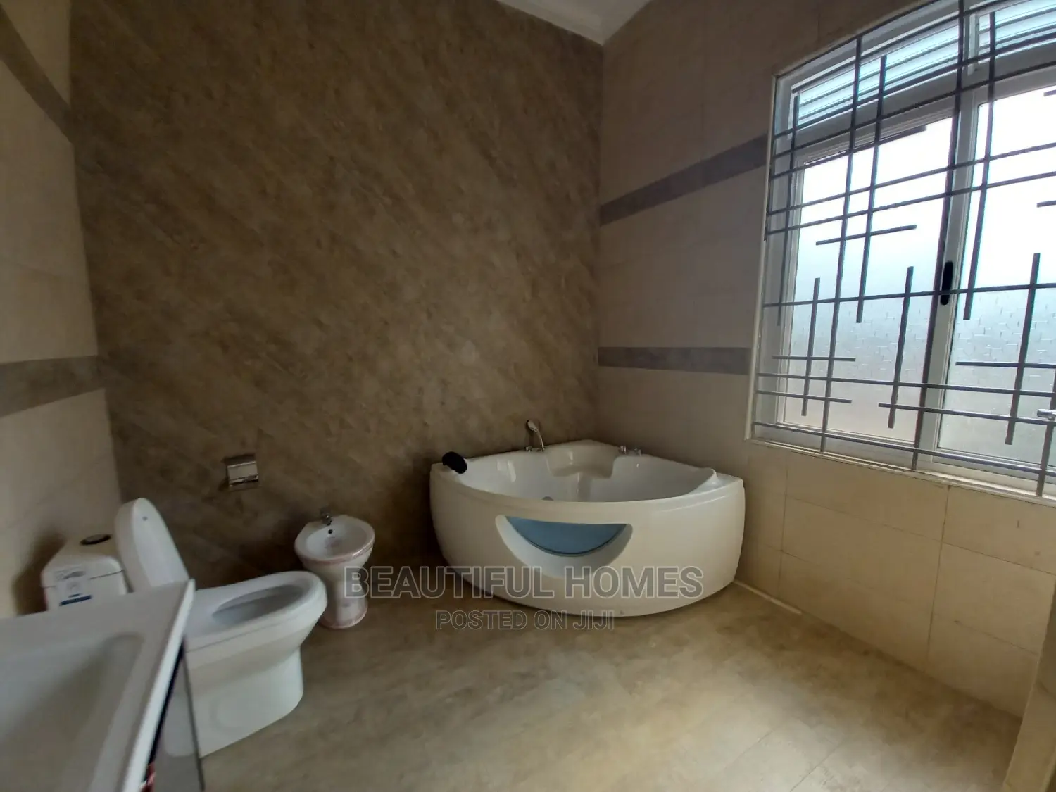 Furnished 5bdrm Mansion in Kira Tarmack for sale