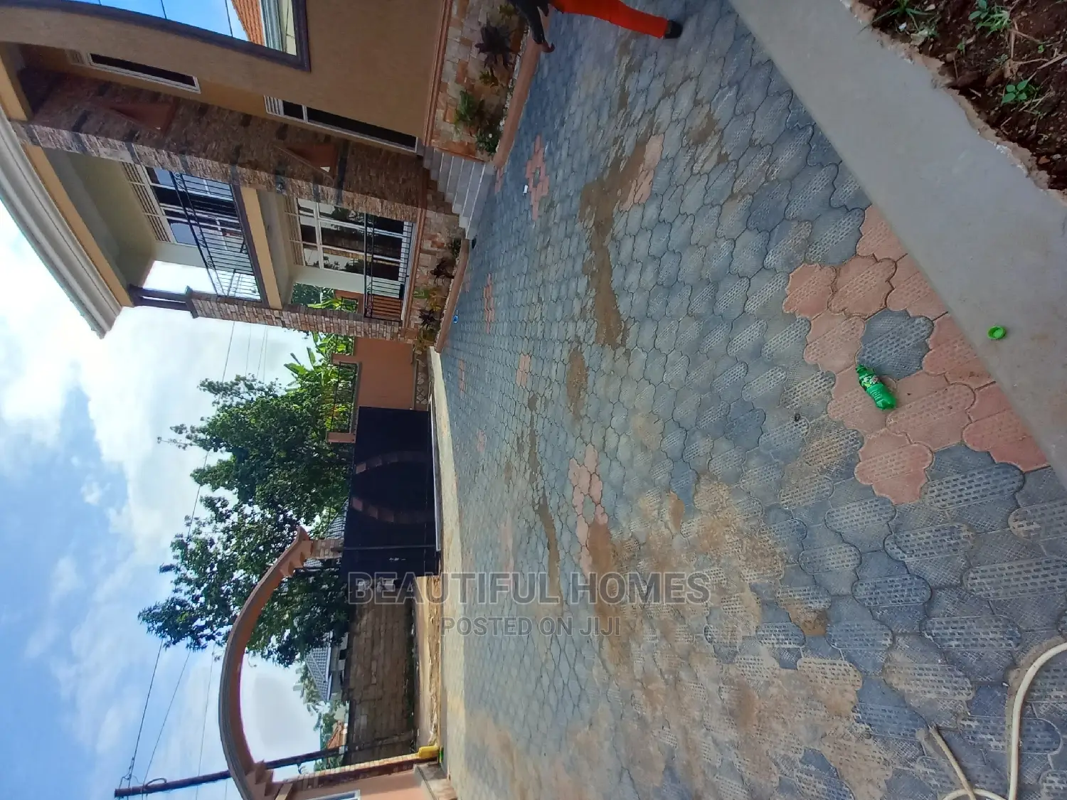 Furnished 5bdrm Mansion in Kira Tarmack for sale