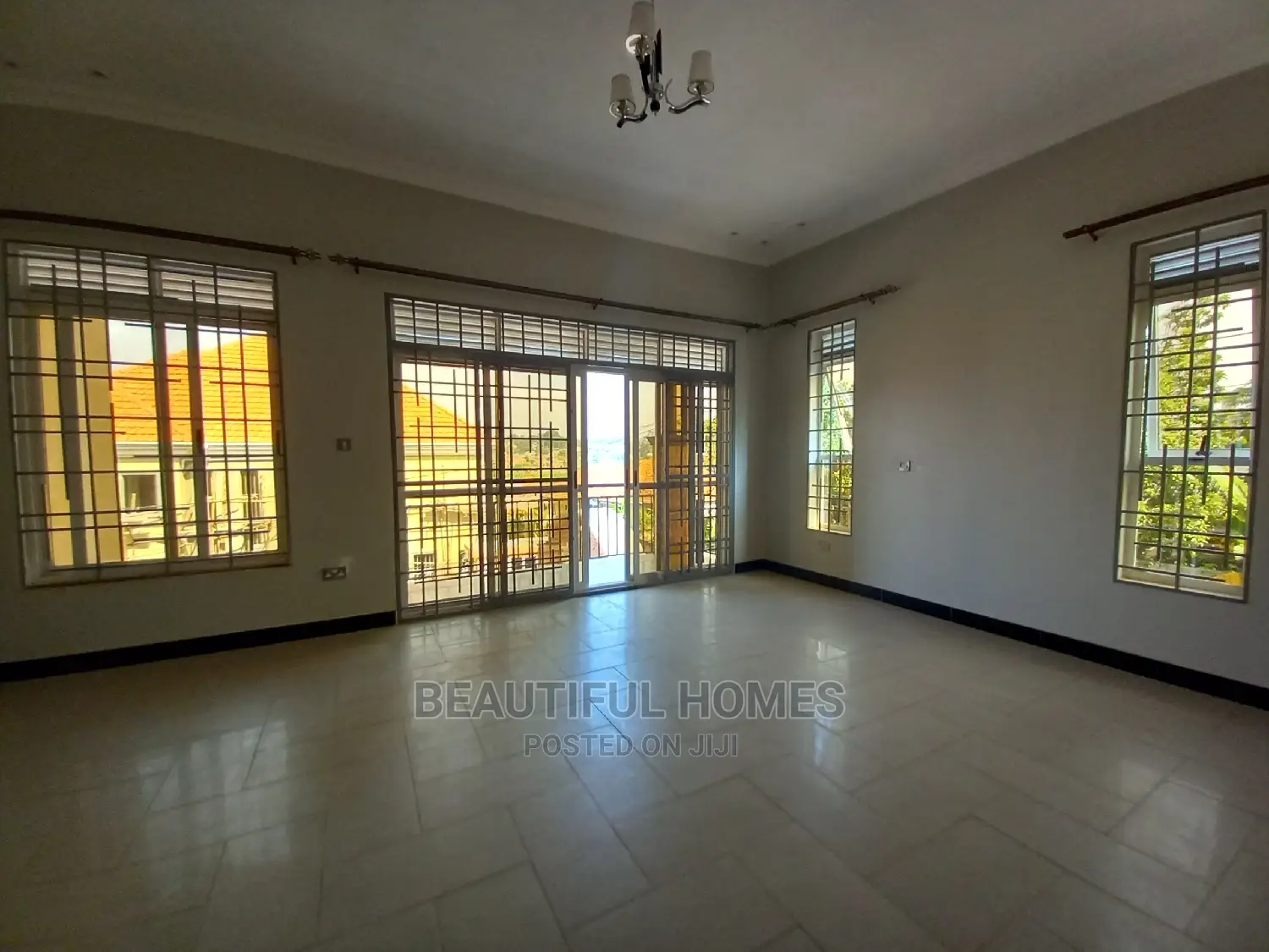 Furnished 5bdrm Mansion in Kira Tarmack for sale