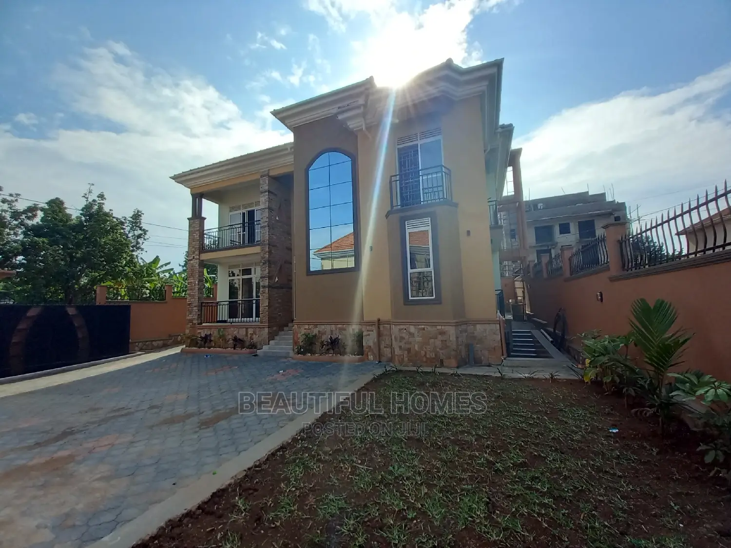 Furnished 5bdrm Mansion in Kira Tarmack for sale
