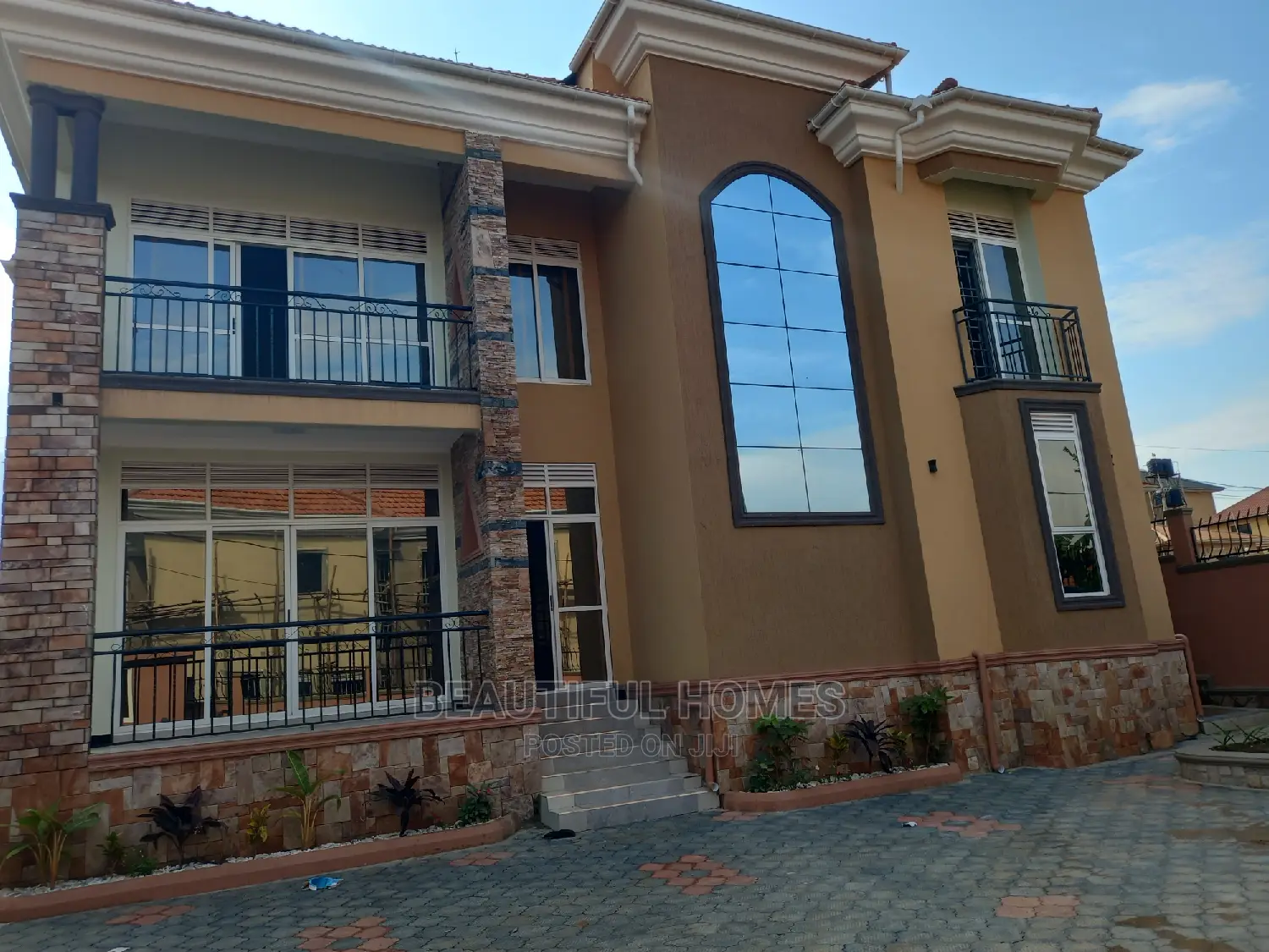 Furnished 5bdrm Mansion in Kira for sale