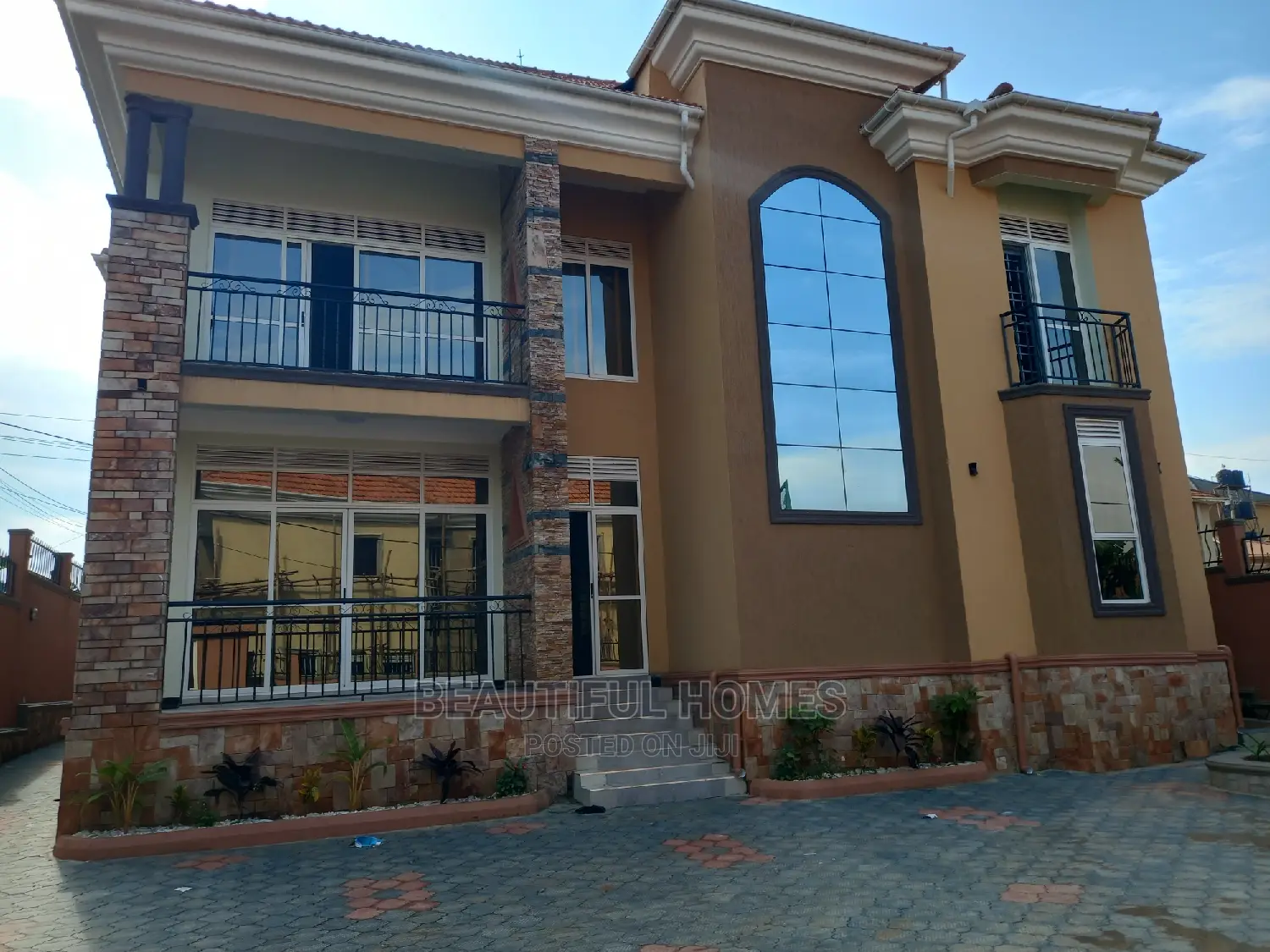 Furnished 5bdrm House in Kira Tarmack Lane for sale
