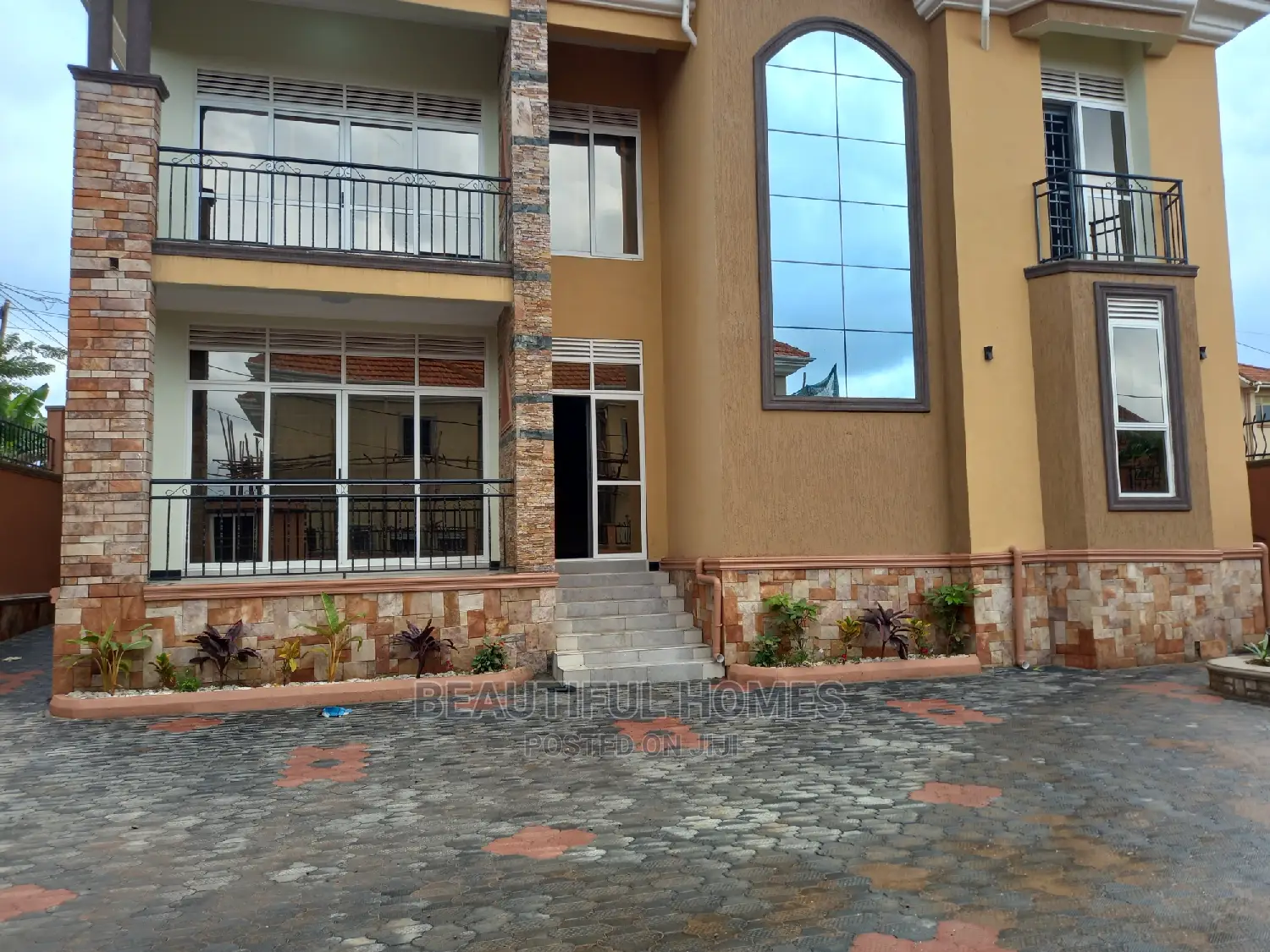 Furnished 5bdrm Mansion in Kira, Central Division for sale