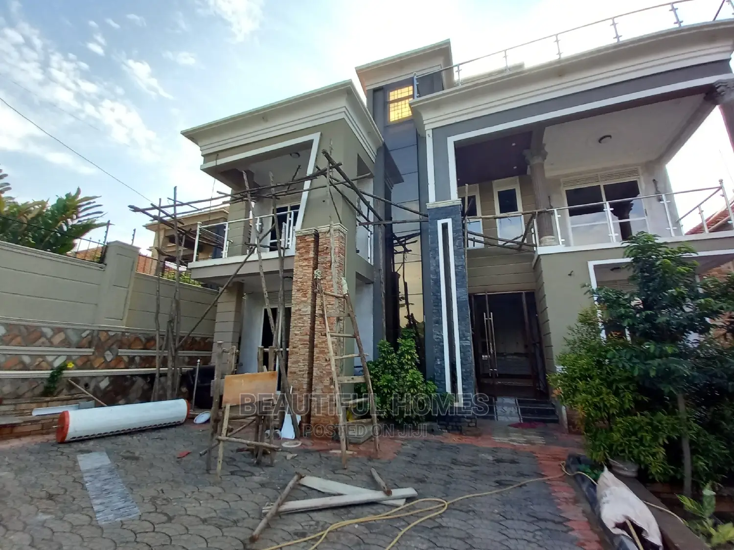 Furnished 5bdrm Duplex in Kira for sale
