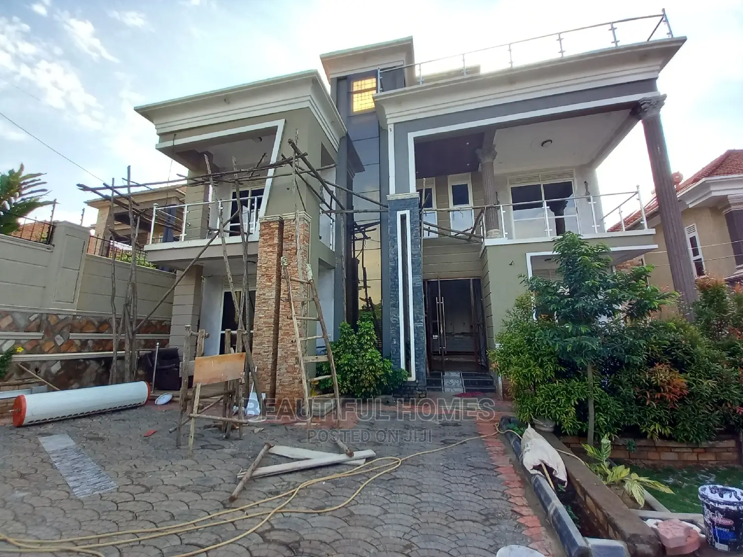 Furnished 5bdrm Duplex in Kira for sale
