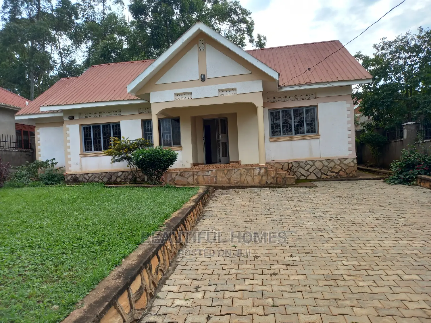 Furnished 3bdrm House in Kira for sale
