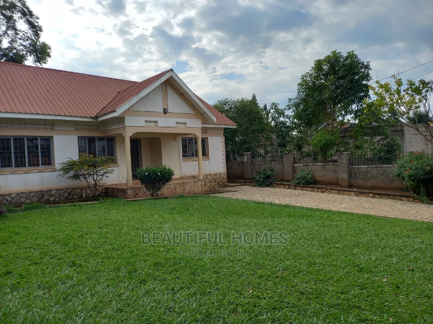 Furnished 3bdrm House in Kira for sale
