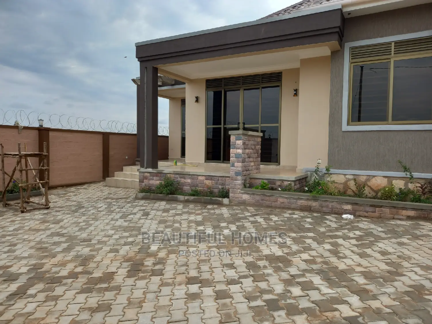 Furnished 3bdrm Bungalow in Kira for sale