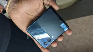 Photo - Samsung Galaxy Z Flip 3 128 GB Black