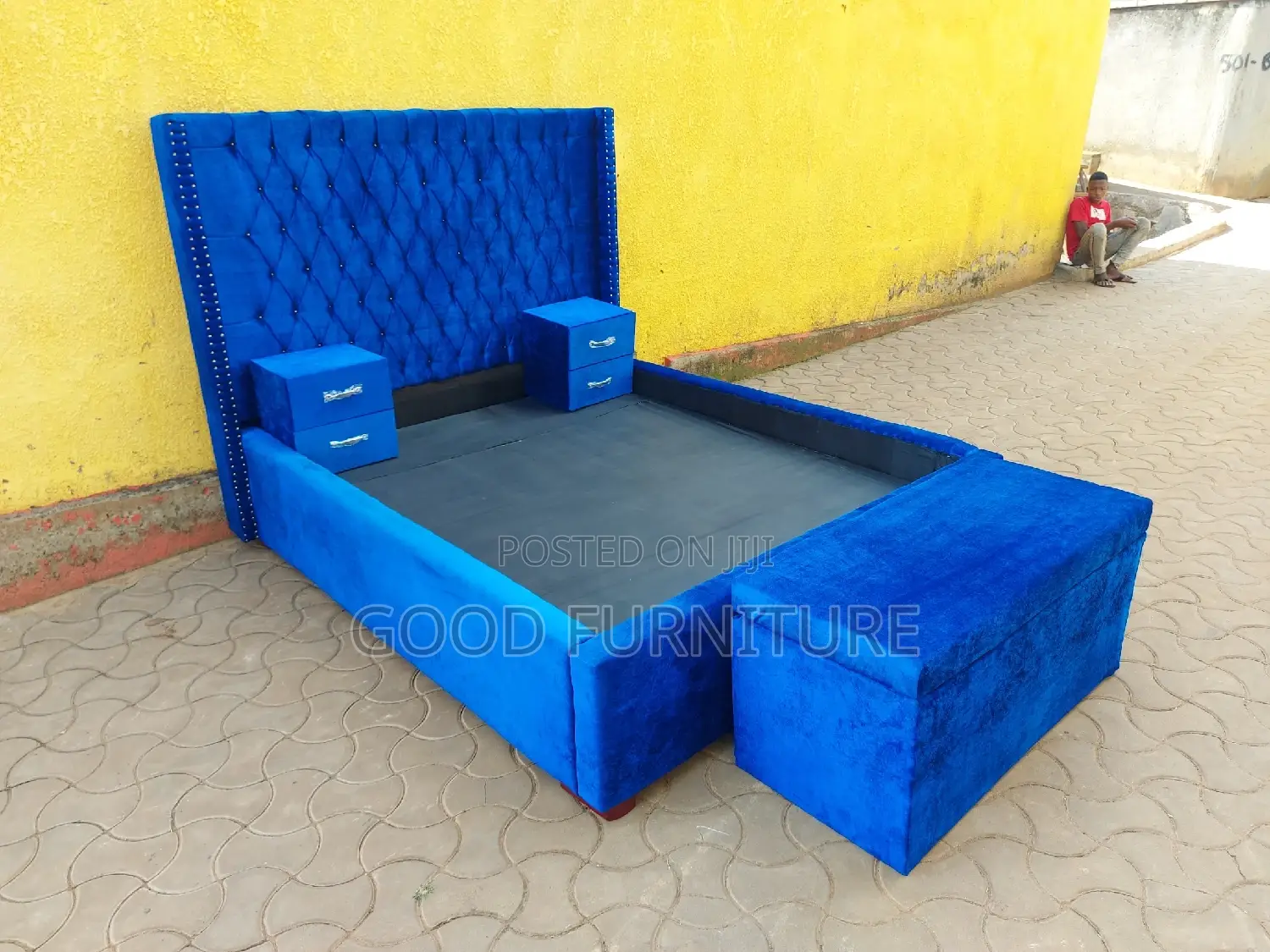 Wonderful 5x6 Bed With a Storage Puff and a Pair of Bedsides