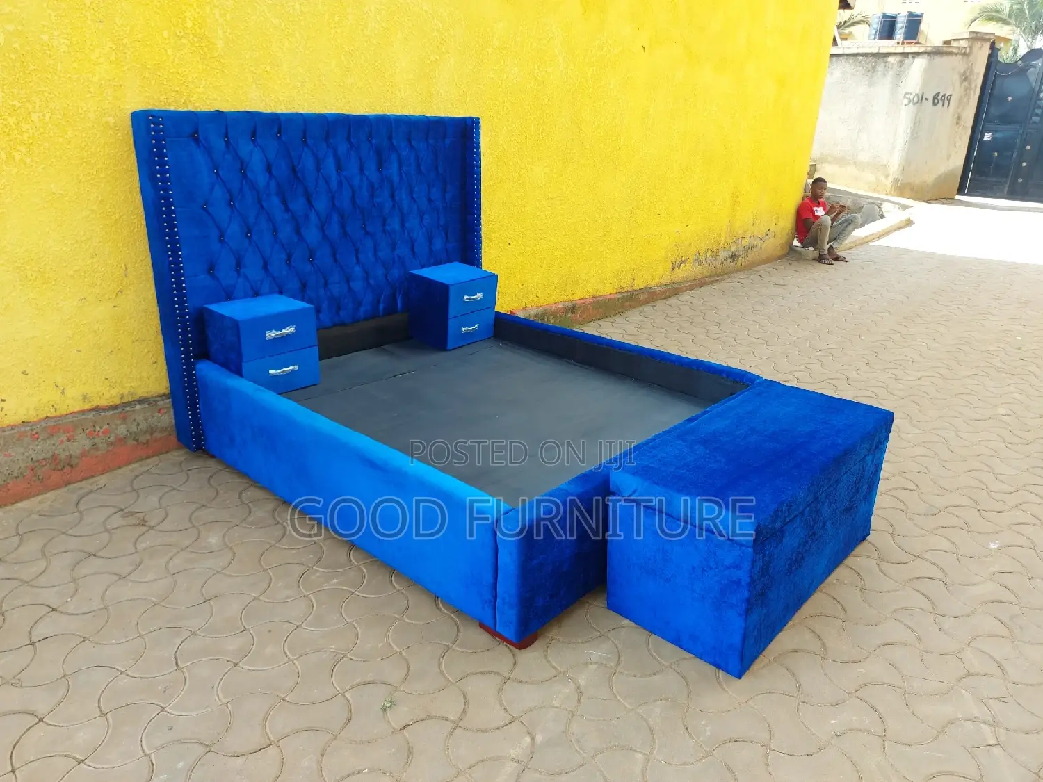 Wonderful 5x6 Bed With a Storage Puff and a Pair of Bedsides