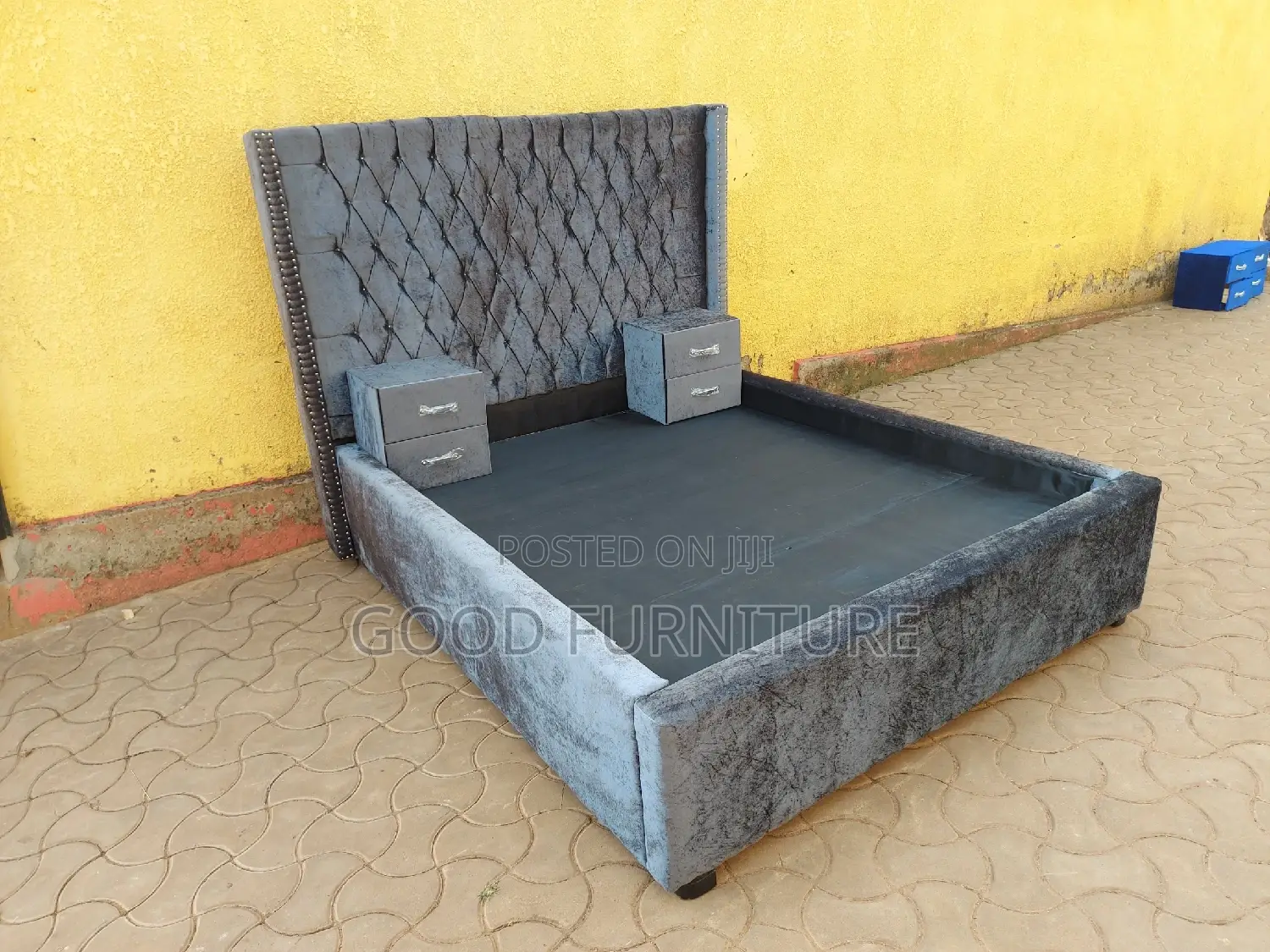 Amazing Grey 5X6 Bed With Bedside Drawers