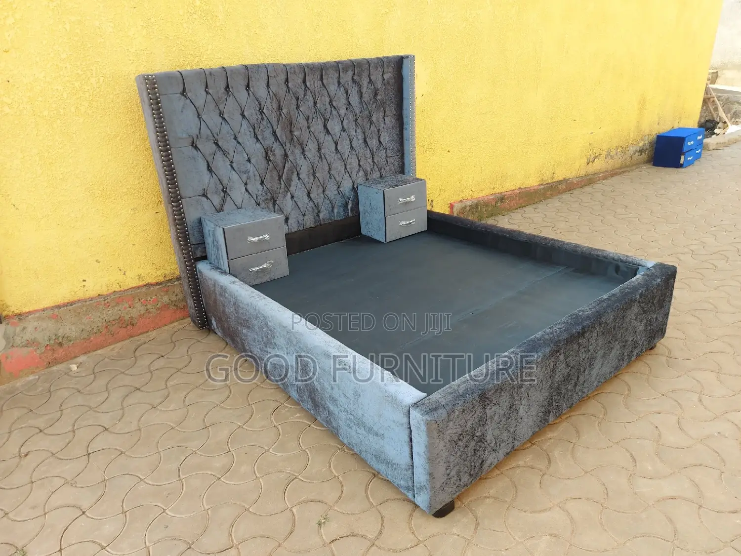 Amazing Grey 5X6 Bed With Bedside Drawers