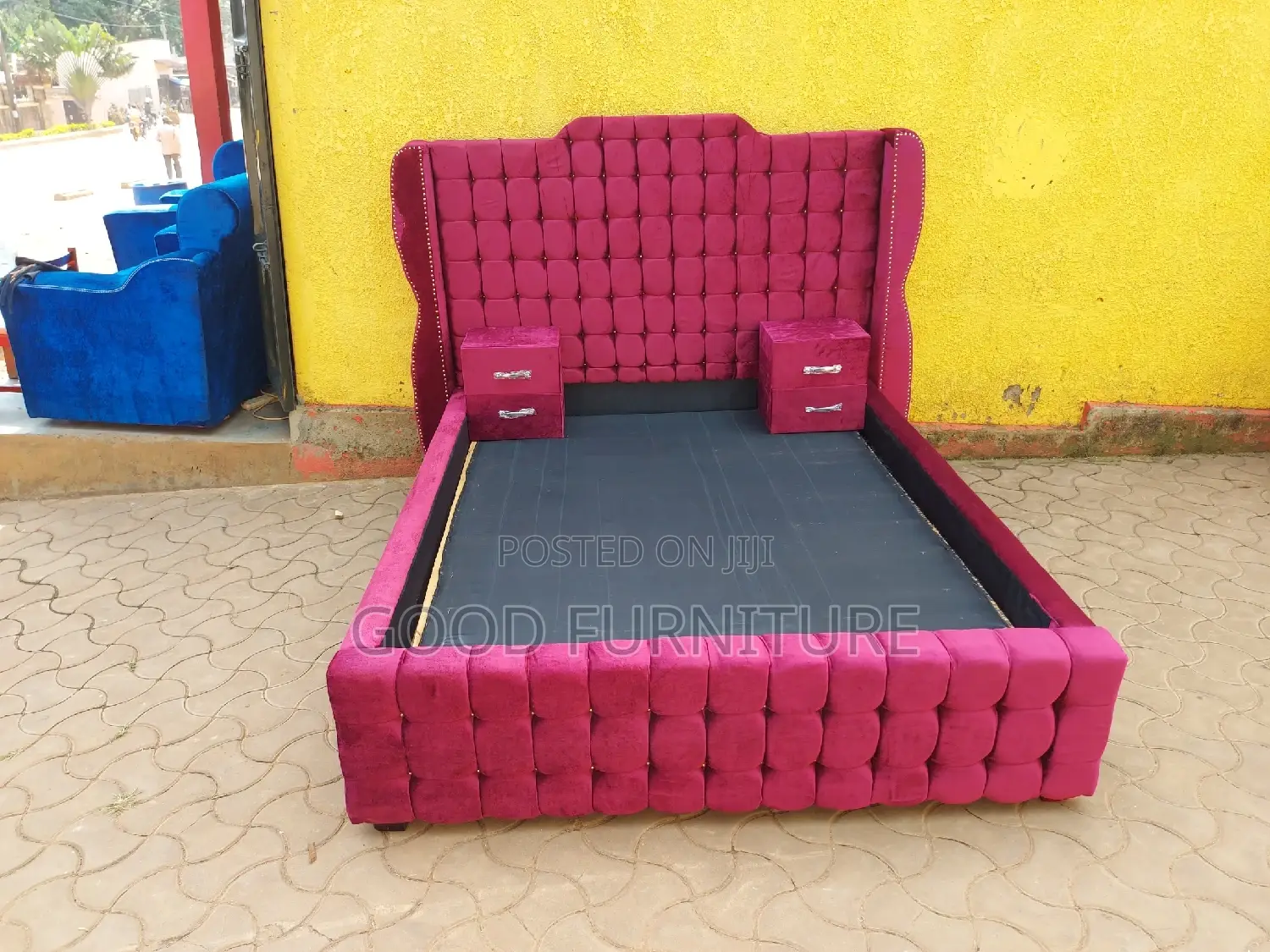 Comfortable 5X6 Bed With Two Bedside Drawers