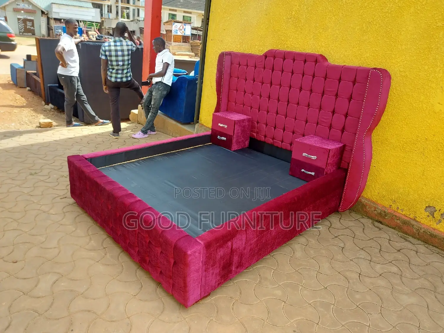Comfortable 5X6 Bed With Two Bedside Drawers