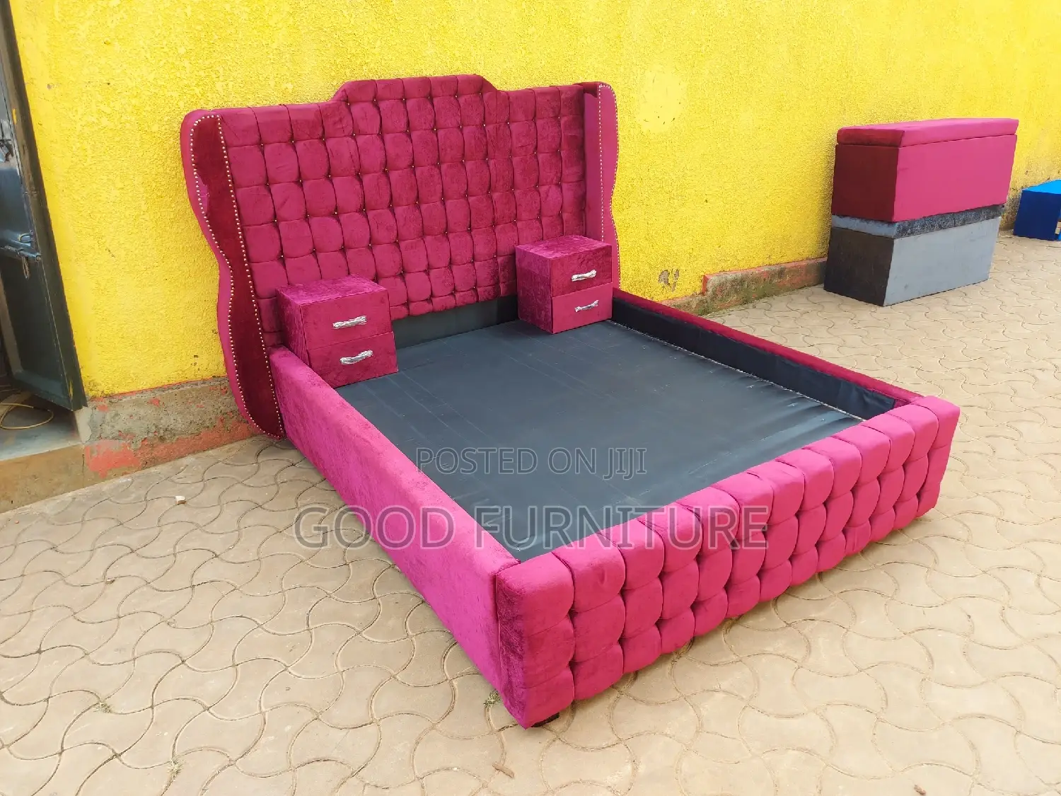 Comfortable 5X6 Bed With Two Bedside Drawers